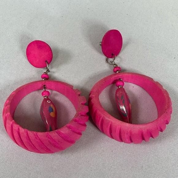 Funky hot pink open hoop fish earrings - Picture 4 of 6